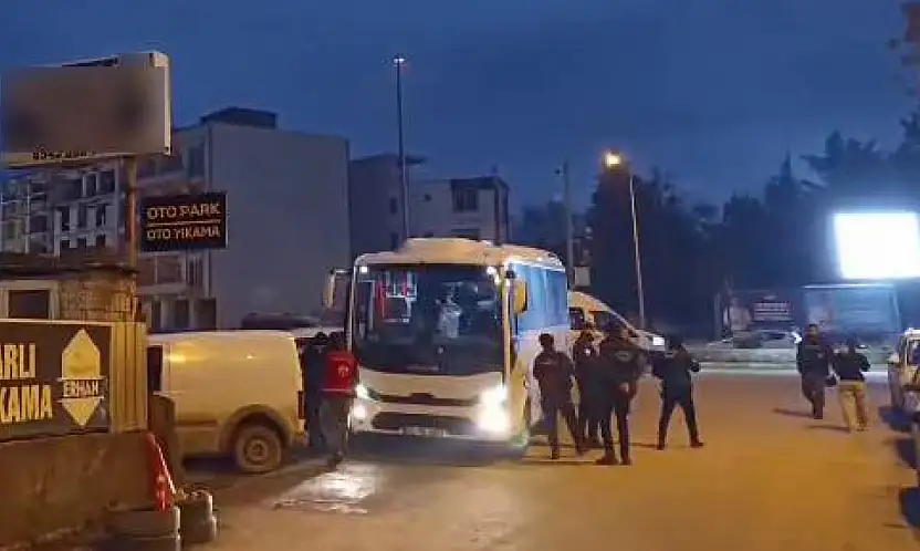 Binaya asılan pankart polis tarafından kaldırıldı