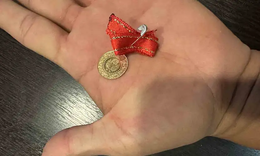 Bulduğu çeyrek altını polise teslim etti