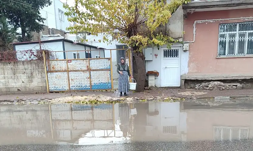 Caddede biriken sular evleri bastı