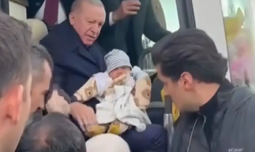 Cumhurbaşkanı Erdoğan, 4 aylık bebeği görünce konvoyu durdurdu