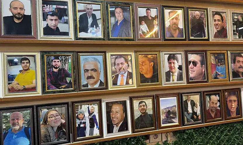 Deprem şehitlerinin fotoğrafları 3 yıldır çay ocağının duvarında asılı
