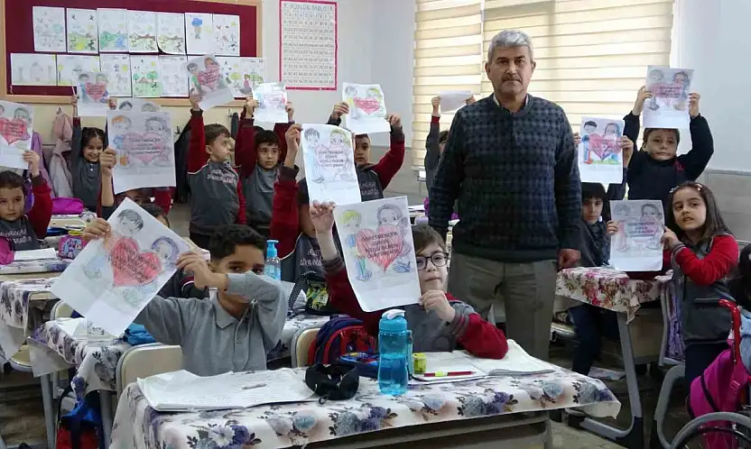 Depremin yaralarını öğrencileriyle sardı