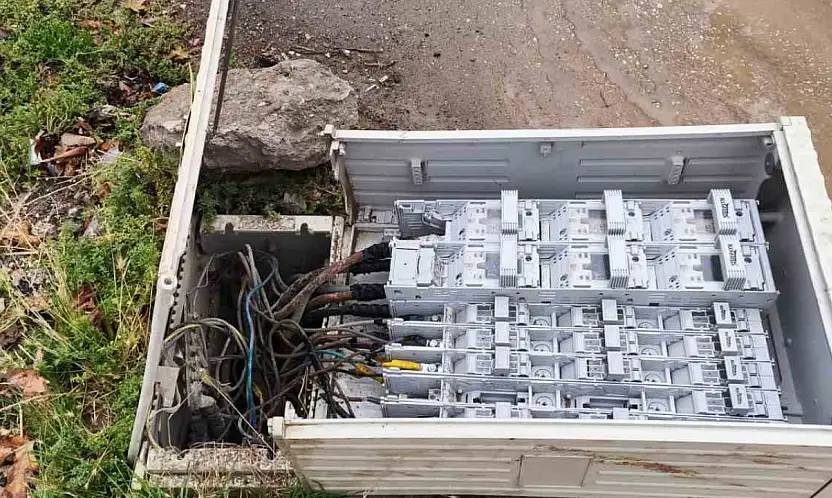 Devrilen elektrik trafosu ölüm saçıyor