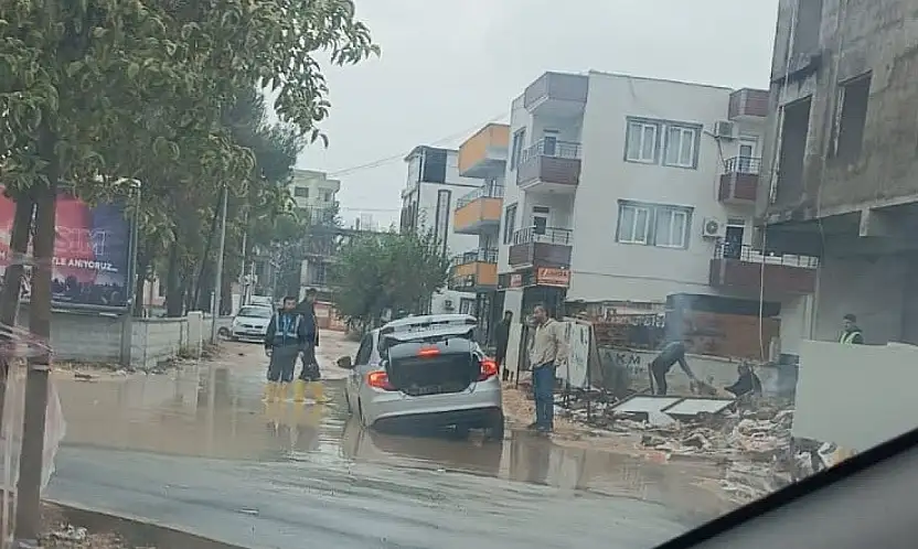 Dolgu yolda mahsur kaldı