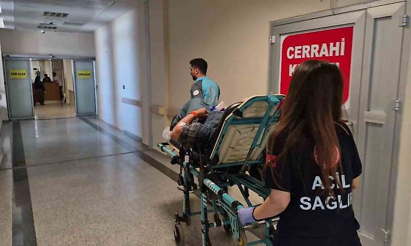 Adıyaman'da elinde tuttuğu bıçak kalçasına saplandı
