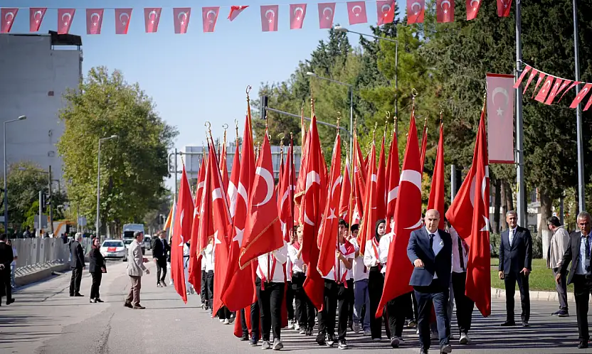 Elüstü: Cumhuriyetimizin 102. yılına ulaşmanın onurunu ve gururunu yaşıyoruz