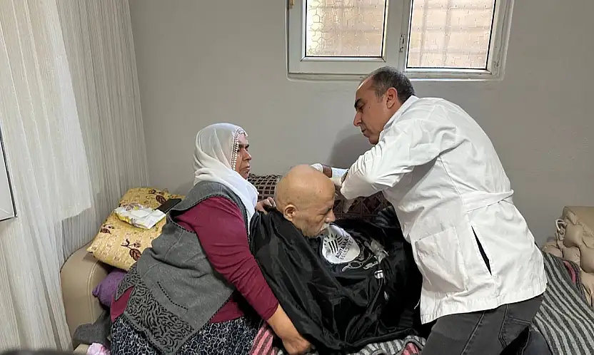 Engelli eşine yapılan hizmet kadını duygulandırdı