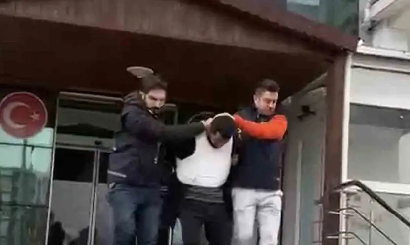 Eşini sokak ortasında öldüren şahıs tutuklandı