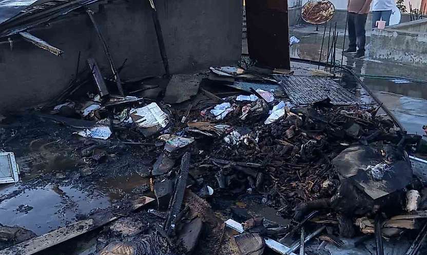 Kahta'da 3 Katlı Binanın Çatısında Yangın Çıktı