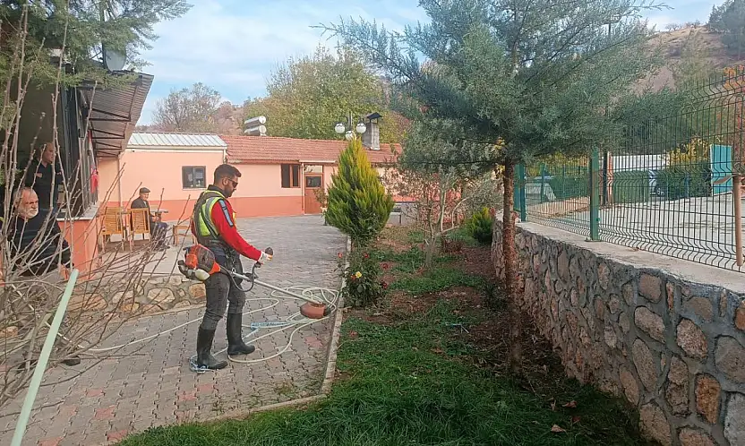 Gölbaşı Belediyesinden park ve refüjlerde bakım onarım çalışması