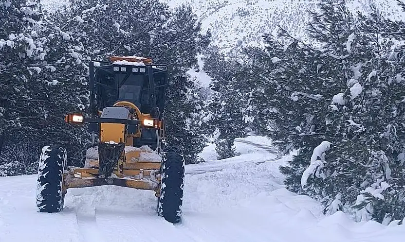 Gölbaşı'ında karla mücadele devam ediyor