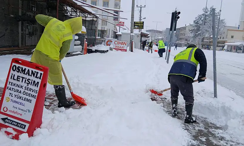 Gölbaşı'nda belediye ekiplerinin kar mesaisi