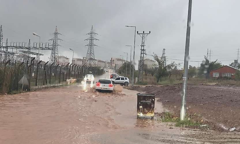 Gölbaşı'nda Sağanak Yağış Hayatı Olumsuz Etkiledi: TOKİ Caddesi Göle Döndü