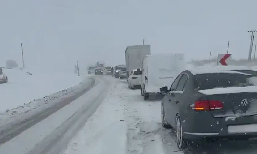 Gölbaşı'nda yoğun kar yağışı nedeniyle uzun araç kuyruğu oluştu