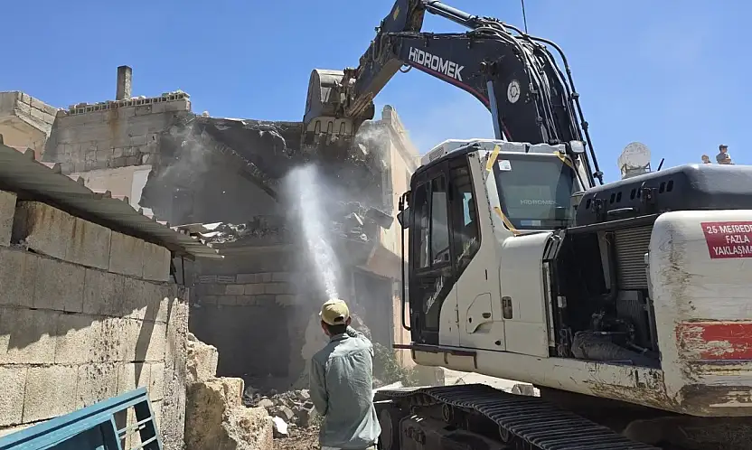 Gölbaşı'nın Belören Beldesinde orta hasarlı binaların yıkımına başlandı