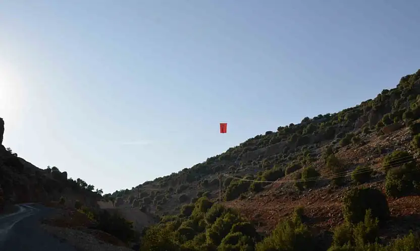 İki dağın arasında dalgalanan bayrakla asker uğurlama