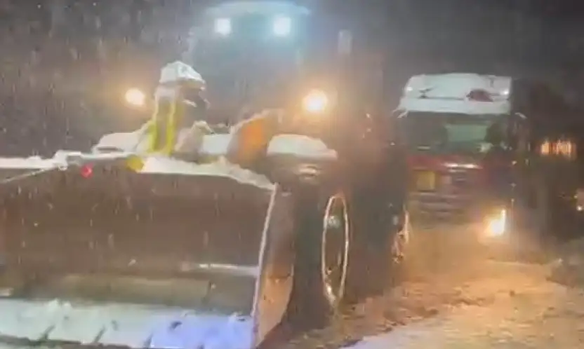 İlçe halkı üşümesin diye doğalgaz tırı iş makineleri ile çekildi