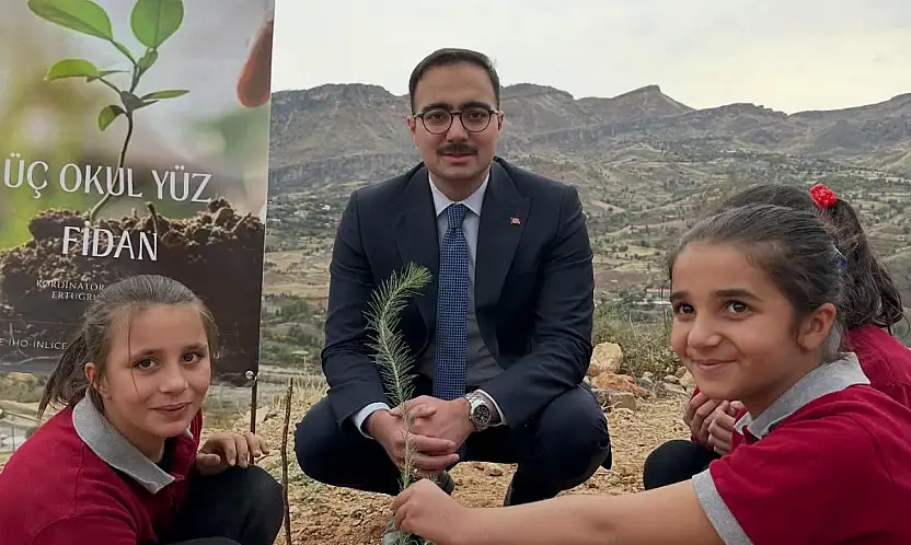 İnlice'de Kaymakam Yıldız ve öğrenciler fidanları toprakla buluşturdu