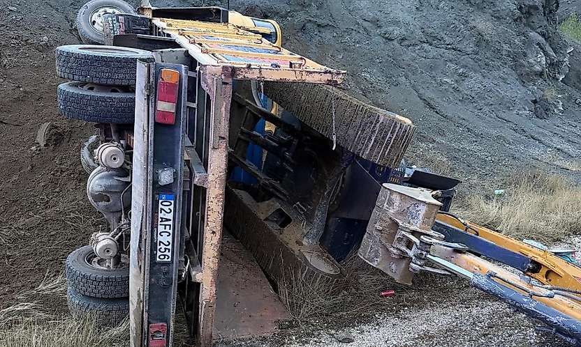 Adıyaman Gölbaşı'nda iş Makinesi Taşıyan Kamyon Devrildi: 2 Yaralı