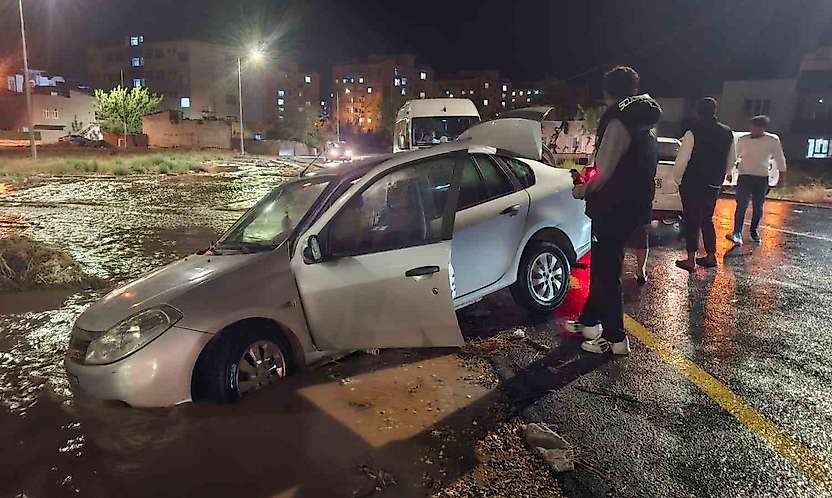 Kahta'da Sağanak Felaketi! Otomobil Mahsur Kaldı