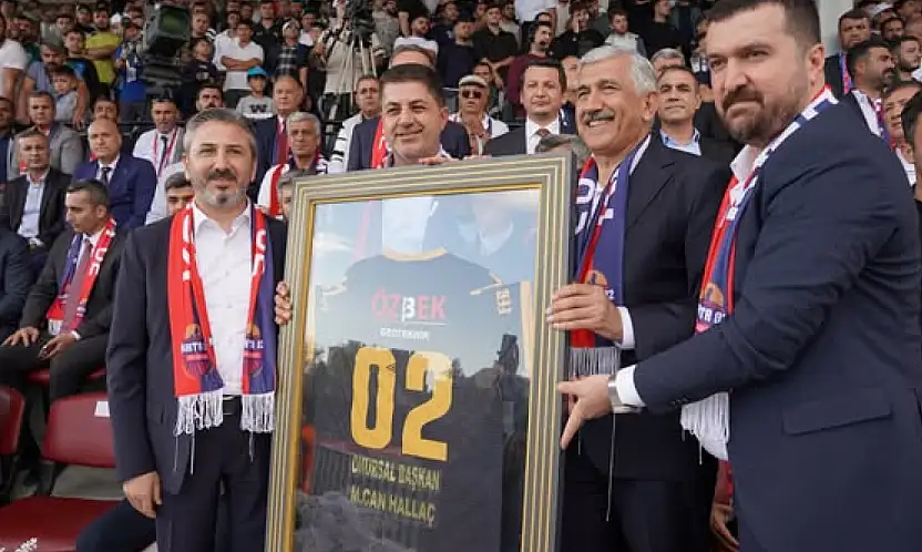 Kahta02 Spor Kulübü'nden Başkan Hallaç'a Onursal Başkanlık Unvanı