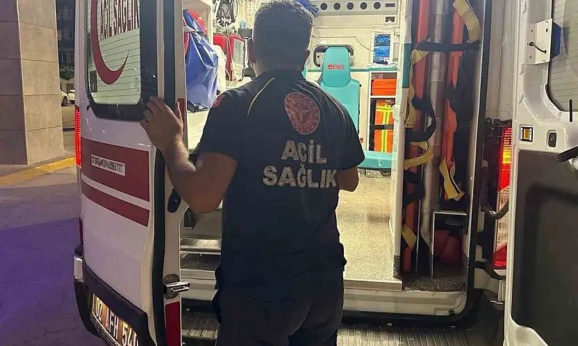 Kar temizlemek isteyen vatandaş çatıdan düştü