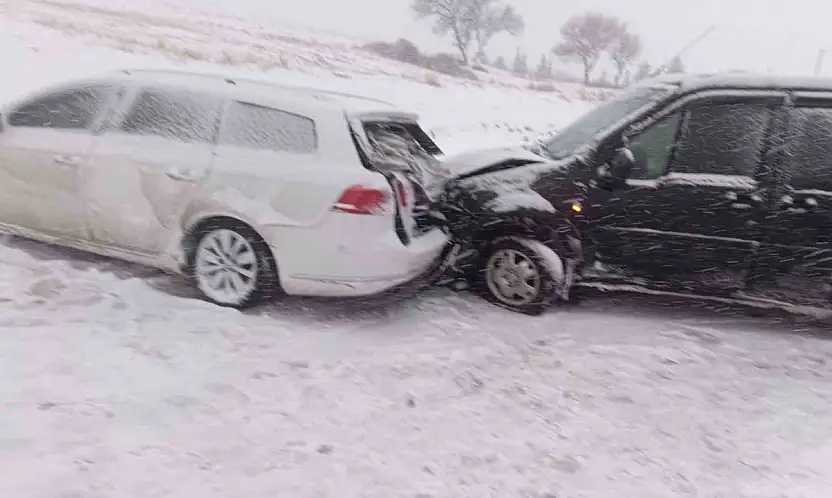Karlı yolda araçlar çarpıştı: 1 yaralı