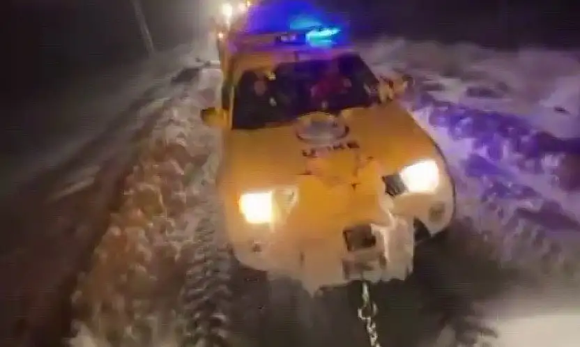 Karlı yolda mahsur kalan ekiplerin yardımına köylüler yetişti