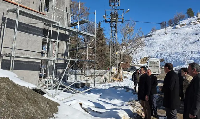 Kaymakam Algın Harmanlı'da deprem konutlarını inceledi