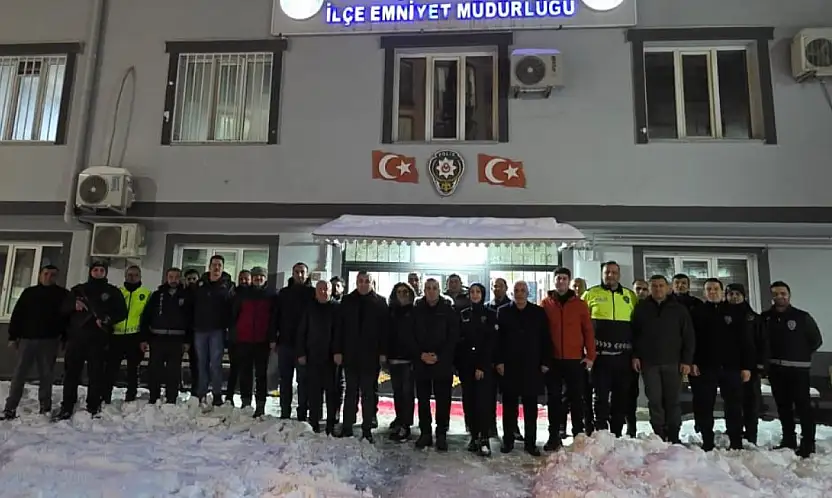 Kaymakam Algın, yılbaşı gecesi nöbet başındaki güvenlik güçlerini ziyaret etti