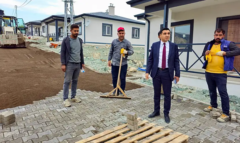 Kaymakam Güngör Öğütlü Köyü deprem konutlarında incelemelerde bulundu