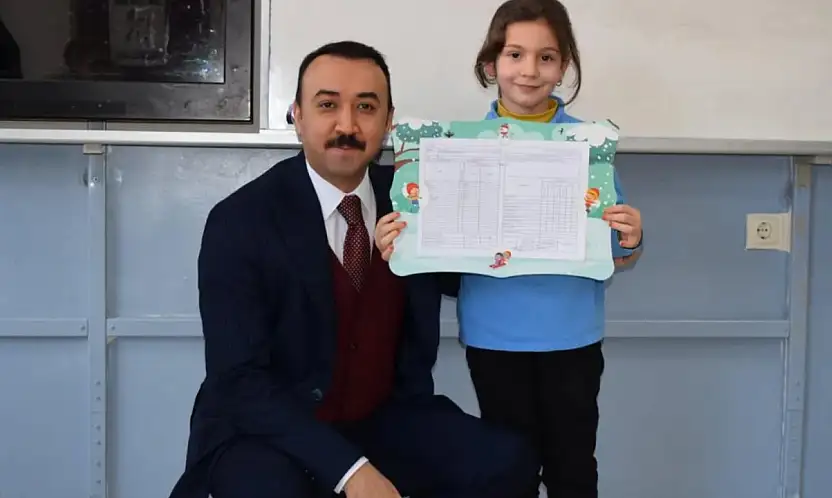 Kaymakam Pelvan öğrencilerin karne heyecanına ortak oldu