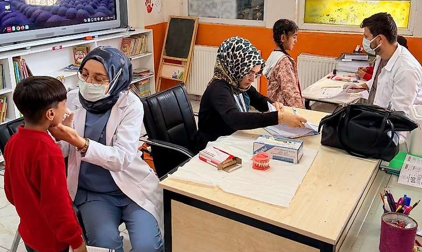 Kahta'da Köy Okullarında Diş Sağlığı Eğitimi