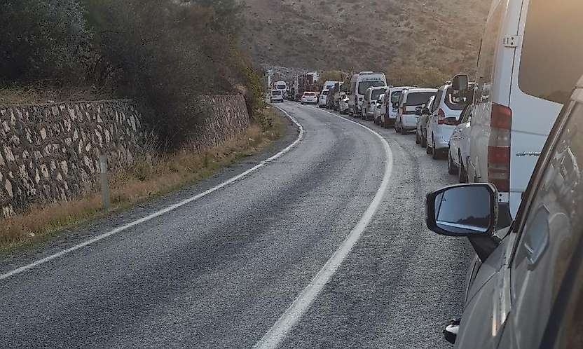 Adıyaman-Çelikhan Yolunda Patlatmalar Trafiği Aksatıyor