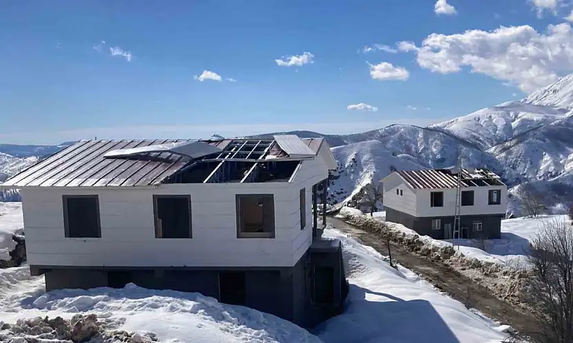 Konutların çatıları şiddetli rüzgara dayanamadı