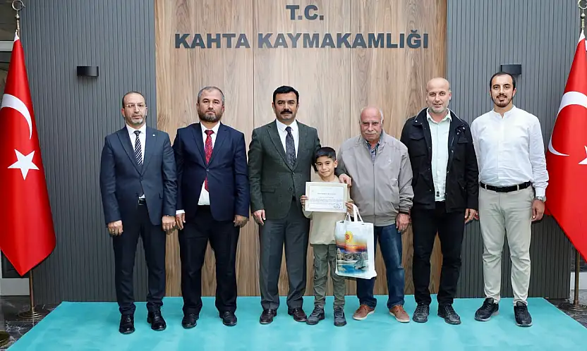 Küçük bir kalpten büyük bir iyilik: Kumbarasındaki parasını cami inşaatına bağışladı