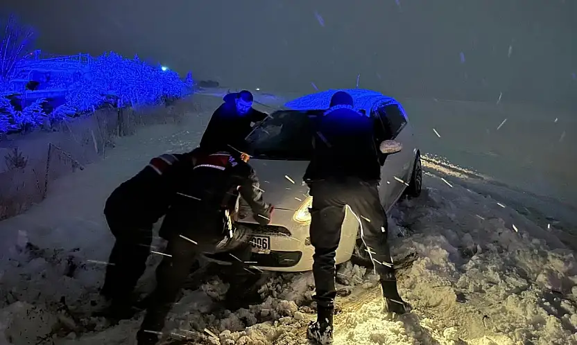 Mahsur kalan vatandaşları jandarma kurtardı