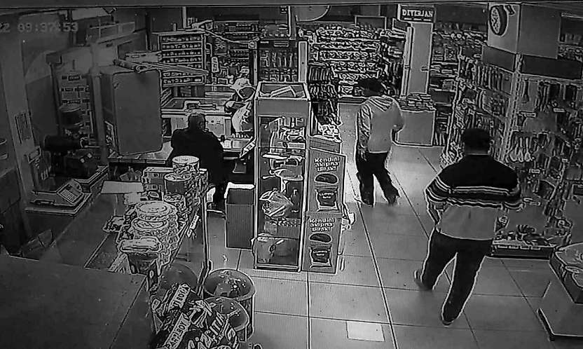 Adıyaman'da market kirlenmesin diye çorapla alışveriş yaptılar