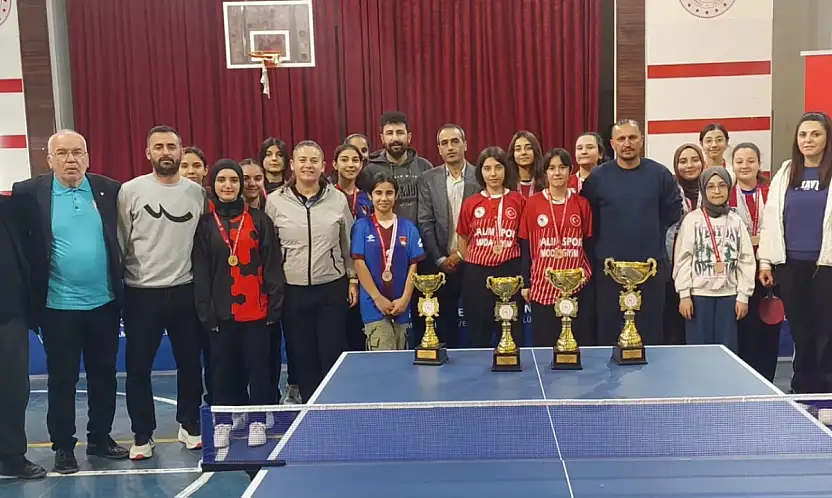 Masa Tenisinde Gelenek bozulmadı