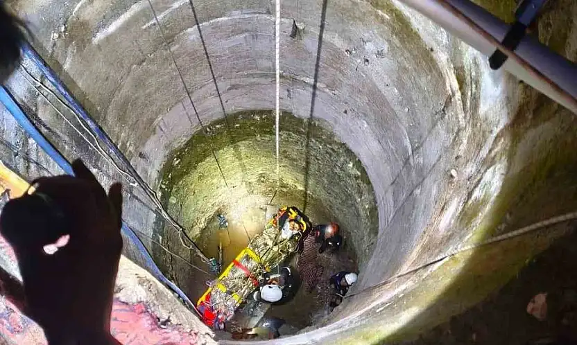 Metrelerce derinlikteki kuyuya düşen genç operasyonla kurtarıldı