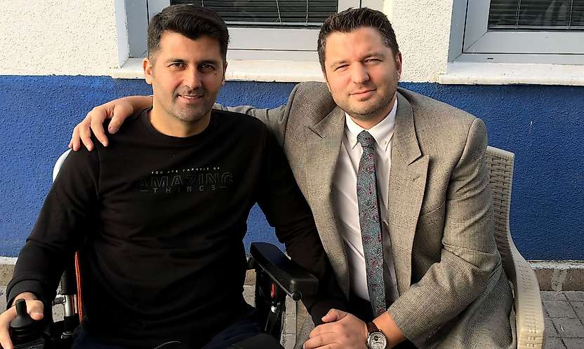 Milletvekili Toprak Gazi olan Polis Memuru yeğinini hastanede ziyaret etti