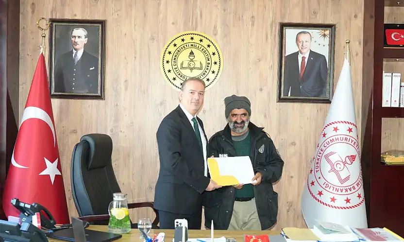 Milli Eğitim Müdürü Tosun'dan yürekleri ısıtan bir karne takdimi