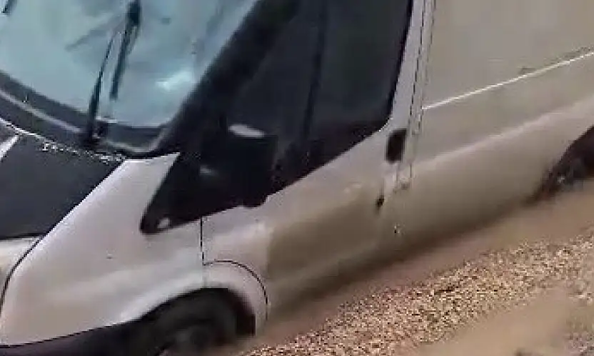 Minibüs çöken yolda mahsur kaldı