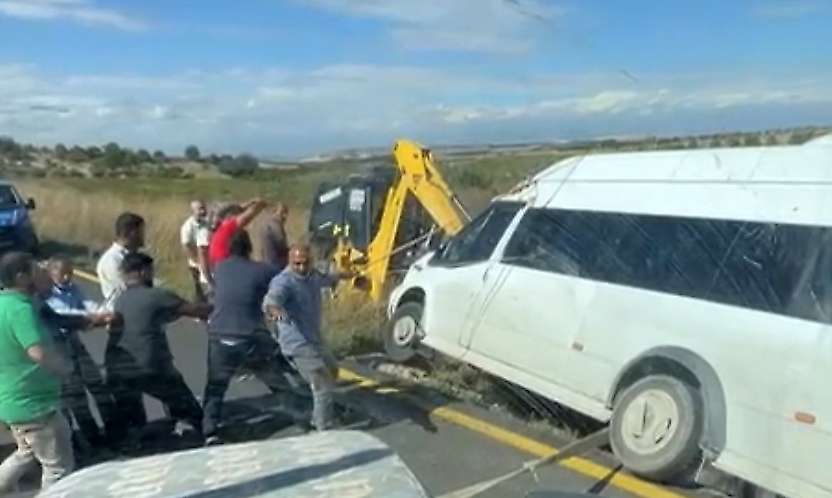 Minibüs şarampolde askıda kaldı
