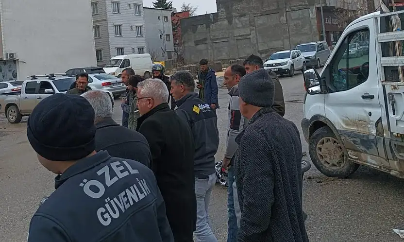 Motosikletle kamyonet çarpıştı: 2 yaralı