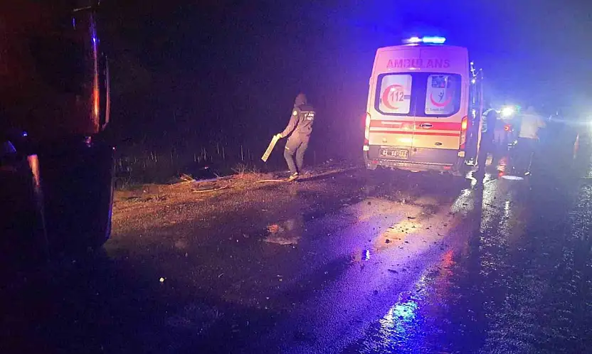 Otomobil ile kamyon çarpıştı: 1'i ağır, 3 yaralı