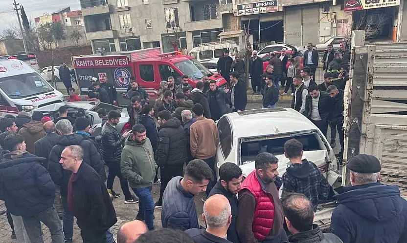 Otomobil park halindeki araçlara çarptı: 1'i ağır 3 yaralı