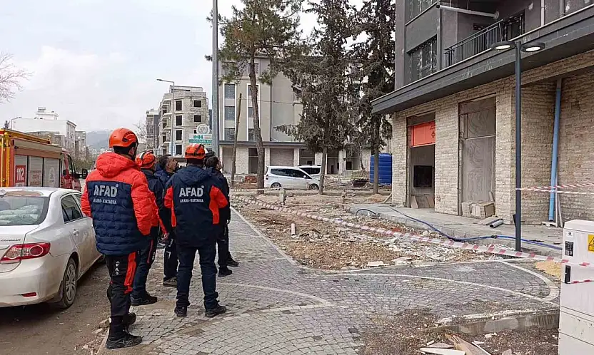 Paralarını alamadıklarını iddia eden 2 işçi binanın çatısına çıktı