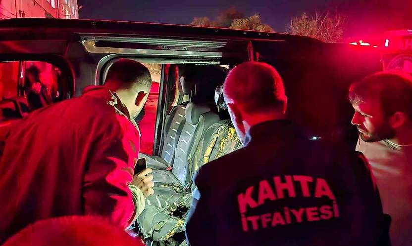 Kahta'da park halindeki otomobil alev aldı