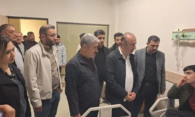 Rektör Keleş ve ilçe protokolü hastaneye kaldırılan öğrencileri ziyaret etti